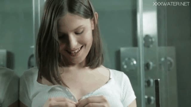 Русская юная Арина с киской дилдо в воде GIF